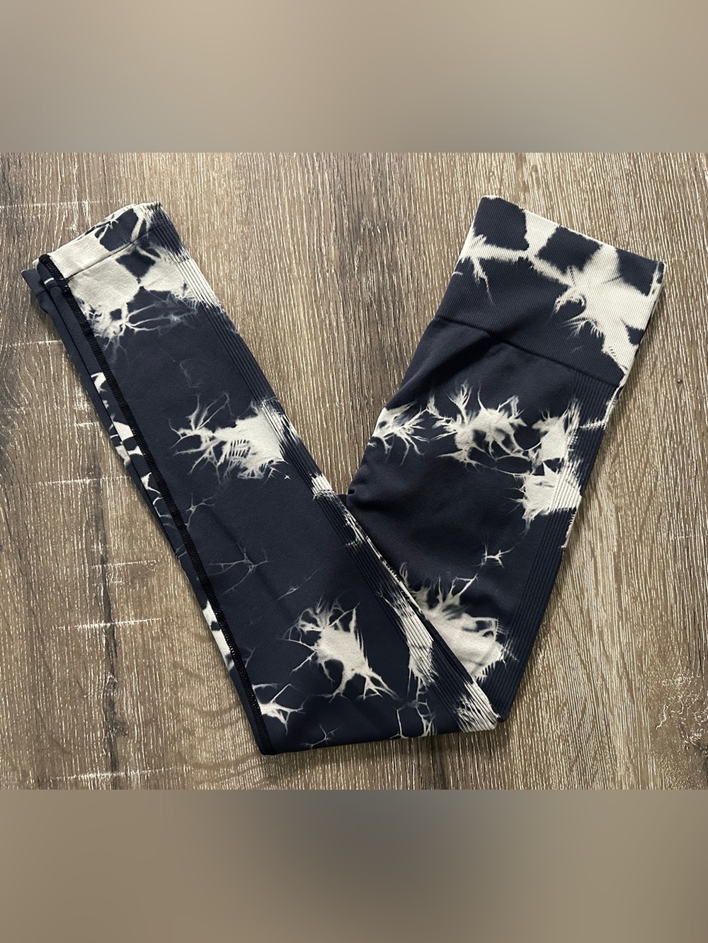 Amazon - Black and White Tie-Dye Leggings - Scrunch Butt - Size Medium